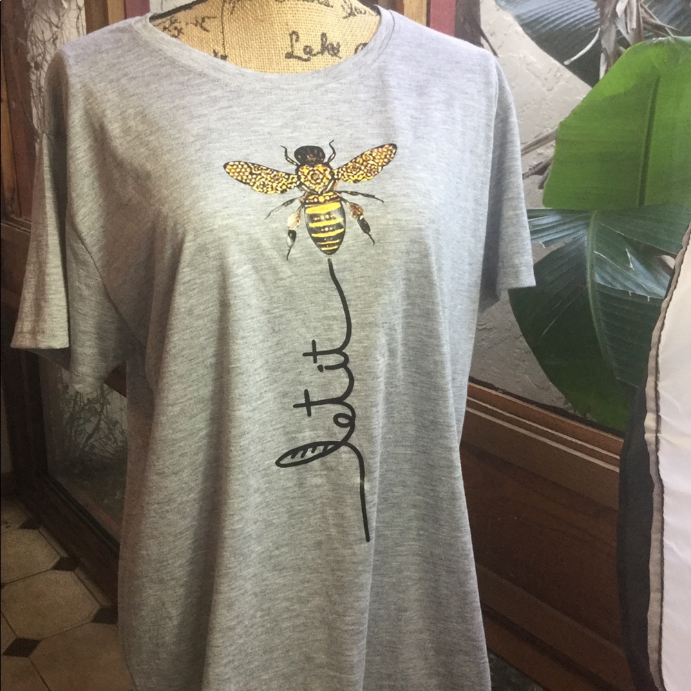 Super Cute “Let it 🐝 “ graphic T shirt.